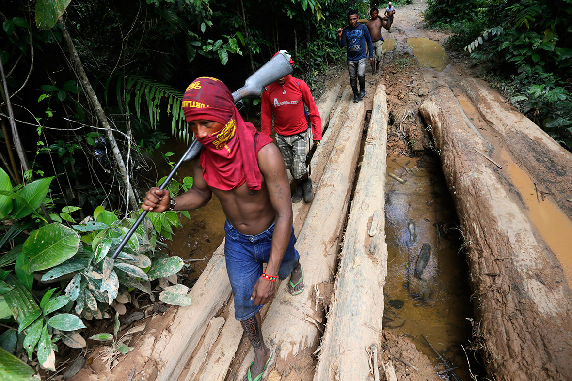 amazon-indians-strip-tie-beat-illegal-loggers (4) .