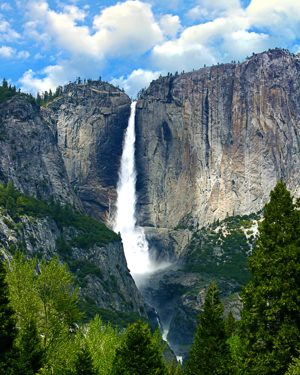 Yosemite-Falls-in-USA---most-amazing-waterfalls