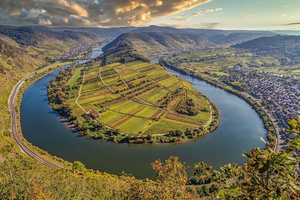 The Moselle River: An In-Depth Exploration of Natural, Historical, and Cultural Dimensions